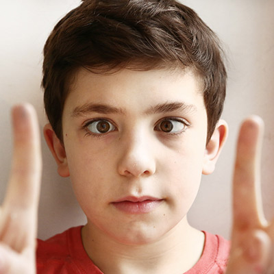 انحراف چشم و عمل حذف عینک