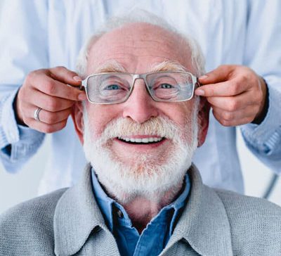 معاینه چشم سالمندان